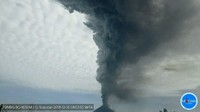 KESDM, Badan Geologi, PVMBG Pos Pengamatan Gunungapi Soputan mengimbau warga tak beraktivitas dalam radius 4 kilometer dari puncak Gunung Soputan. Warga juga diimbau untuk beraktivitas dengan memakai masker jika terjadi hujan abu. (dok. Istimewa).