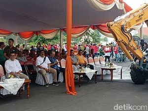 Terima Hibah Ekskavator, Risma Gunakan untuk Kendalikan Genangan