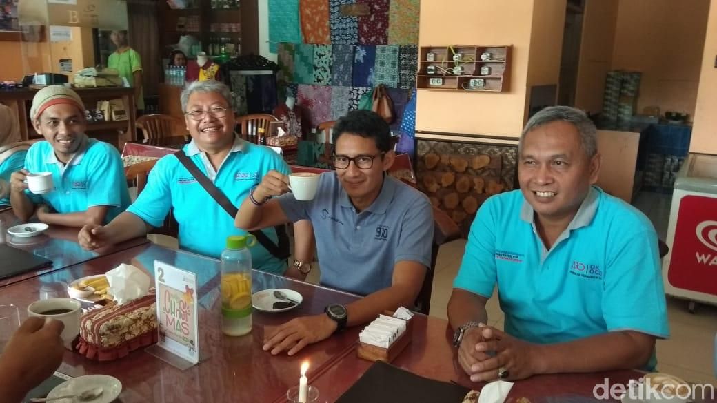 Sandiaga Uno ngopi di Kampung Kopi Banaran, Kabupaten Semarang, Minggu (16/12/2018).
