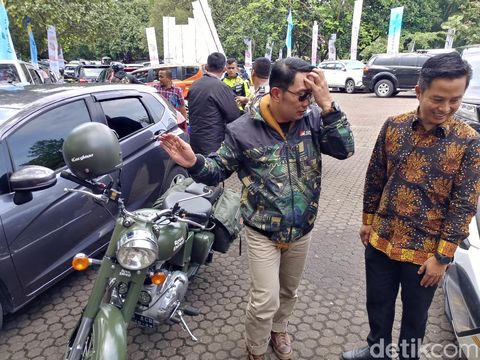 Ridwan Kamil Hadiri Festival Anak Pakai Royal Enfield