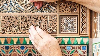 Aksi Johnson ketika melukis, rumit dan detail bukan? (kredit foto: Ben Johnson)