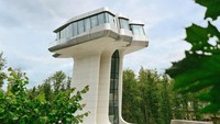 Pemiliknya dapat leluasa melihat pemandangan di luar dari balik jendela yang lebar. Istimewa/dezeen.com.