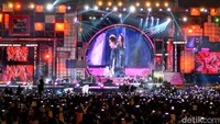 Penampilan Donghae dan Eunhyuk, member Suju akhirnya tiba. Penonton pun langsung histeris begitu mereka berada di atas panggung HUT Transmedia. Foto: Abdul Aziz/detikcom
