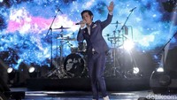 Cakra Khan pun turut hadir membawakan lagunya di perayaan HUT Transmedia ke-17.