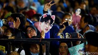 Para penonton pun histeris menyaksikan penampilan kedua bintang asal Korea Selatan tersebut. ELF, sebutan untuk penggemar Super Junior itu tampak membawa sejumlah atribut saat menonton idola mereka.