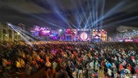 Di hari kedua hingga tengah malam, warga masih tetap memadati panggung utama Sweet 17 Transmedia di Lapangan Trans City, Serpong, Tangerang Selatan. Para pedagang kaki lima merasa bersyukur acara ini juga membawa berkah bagi mereka. Foto: Abdul Aziz/detikcom