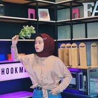 Isma jadi pionir gaya hijab pakai jepit di Indonesia. Apa kamu tertarik bergaya seperti Isma? Foto: Instagram Isma Nadia