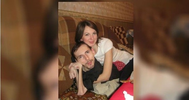 Intens berkomunikasi lewat internet, bunga-bunga cinta tumbuh di hati Grigory. Gayung bersambut, Anna pun memiliki rasa yang sama terhadap pria yang diperkirakan dokter hanya akan bertahan hidup hingga usia lima tahun itu. Foto: Dok. NTD Inspired, Facebook/Grigory Prutov