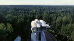 Canggih, Ada Rumah Mirip Pesawat Luar Angkasa di Tengah Hutan