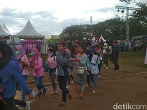 Kompak Berbaju Pink, SONE Padati Area HUT 17 Transmedia