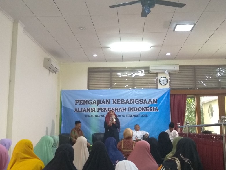 Neno Warisman Ajak Relawan Ganti Presiden Jihad Harta Neno Warisman Ajak Relawan Ganti Presiden Jihad Harta