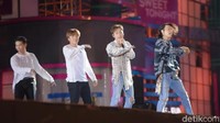 Aksi Donghae dan Eunhyuk di atas panggung. Foto: Warnedi/ detikcom