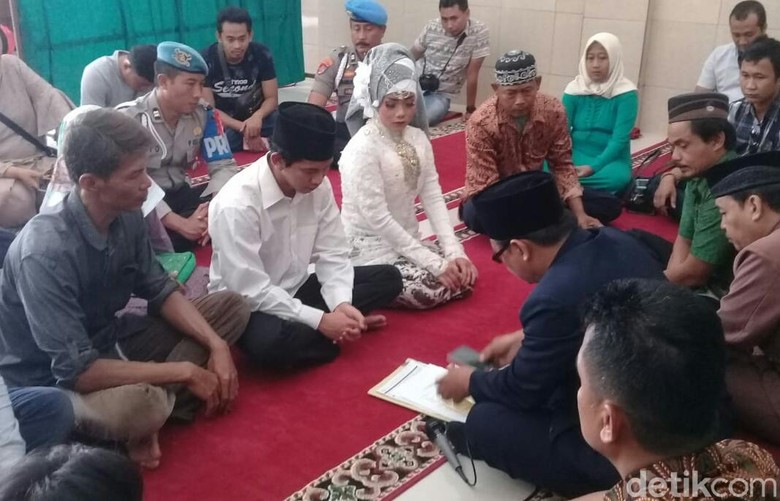Mahar Rp 200 Ribu, Tahanan Nikahi Kekasih di Mapolres Cirebon Mahar Rp 200 Ribu, Tahanan Nikahi Kekasih di Mapolres Cirebon