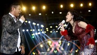 Ayu Ting Ting pun sempat melakukan duet dengan Pasha Ungu di Panggung acara HUT Transmedia ke-17 di hari kedua.