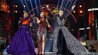 Penampilan ketiga Wonder Woman dangdut itu membuat para penonton asyik bernyanyi dan bergoyang bersama.