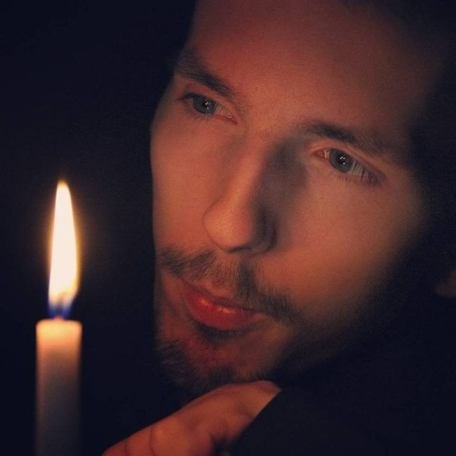 Grigory Prutov didiagnosa mengidap Spinal Muscular Athophy, kelainan tulang belakang yang menyebabkan kelemahan gerak dan otot sehingga tubuh tak mengalami pertumbuhan normal. Foto: Dok. NTD Inspired, Facebook/Grigory Prutov