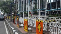 Proses pembongkaran itu sedang dilakukan. Setengah dari bagian atap JPO itu sudah tidak terlihat lagi. Arus lalu lintas pun di dua arah terlihat lancar.