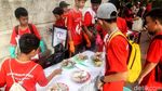 Aksi Anak SMP Bersih-bersih Sampah Plastik di Car Free Day