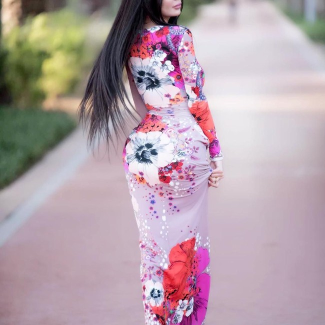 Jennifer Pamplona mengatakan bahwa dia sangat bertekad memiliki figur tubuh seperti Kim, terutama di bagian bokong. Meskipun banyak orang yang melarangnya, tekadnya sudah begitu besar dan tidak ada yang bisa menghalanginya. Foto: Instagram/@jenniferpamplona