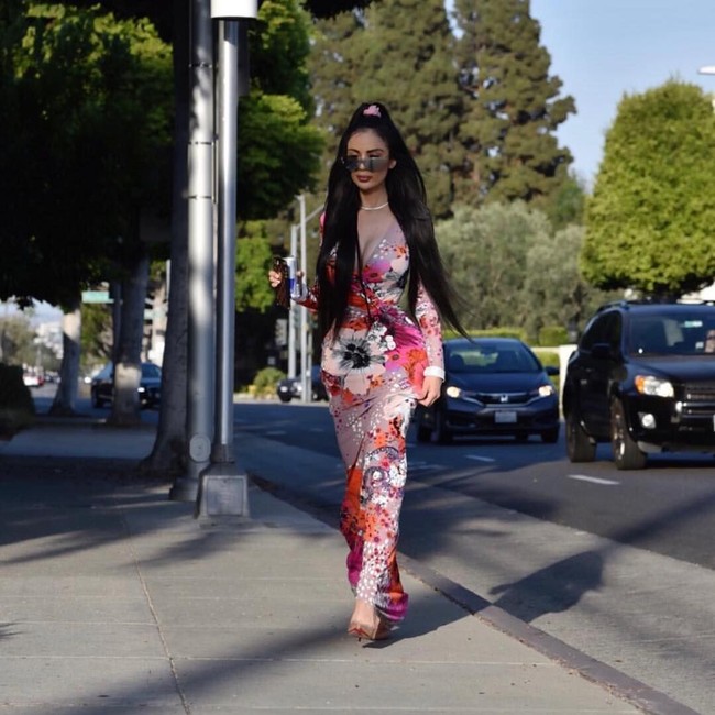 Wanita yang berprofesi sebagai presenter dan pengusaha tersebut juga merombak bagian tubuh lainnya dengan melakukan operasi hidung, bokong, dan payudara, filler pipi serta bibir, hingga pemutihan gigi. Foto: Instagram/@jenniferpamplona