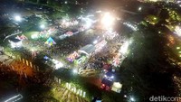 Berdasarkan dari pantauan udara, ribuan massa nampak terlihat memenuhi Lapangan Trans City, Tangerang Selatan.