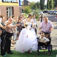 Keduanya menjalin hubungan asmara, dan karena kondisi fisik Grigory yang tak bisa berjalan, Anna memutuskan untuk menempuh perjalanan jauh dari Kazakhstan ke Rusia untuk menemui cintanya. Foto: Dok. NTD Inspired, Facebook/Grigory Prutov