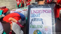 Sejumlah anak-anak dari SMP dari SMP Kolese Kanisius Jakarta melakukan aksi bersih-bersih sampah di sela-sela Car Free Day, Jakarta, Minggu (16/12/2018).