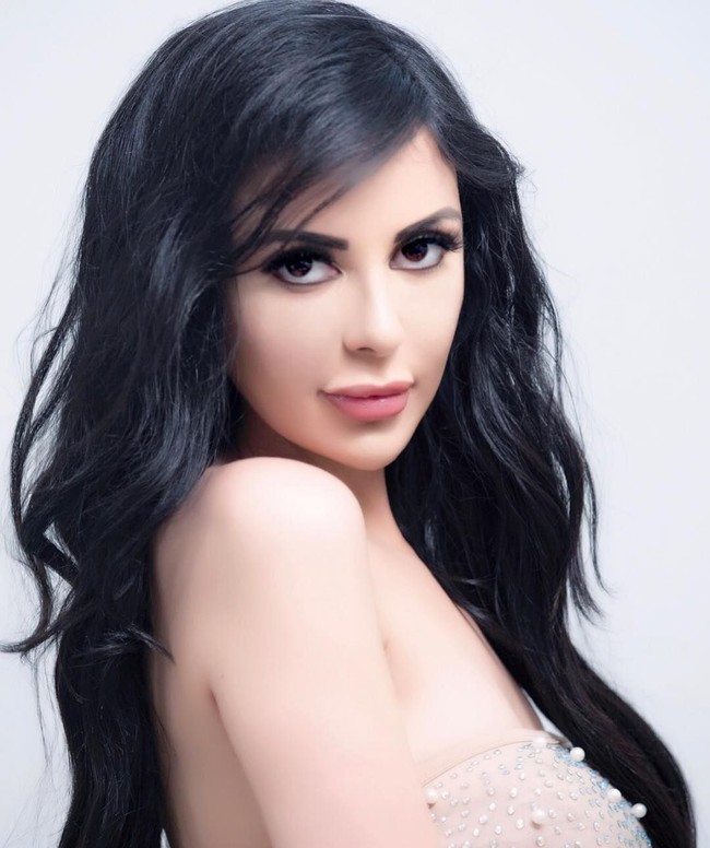 Selain terobsesi dengan Kim Kardashian, wanita berambut panjang ini juga ingin mirip dengan Barbie. Namun dia punya versi Barbie sendiri yakni Barbie bertubuh sintal. Foto: Instagram/@jenniferpamplona