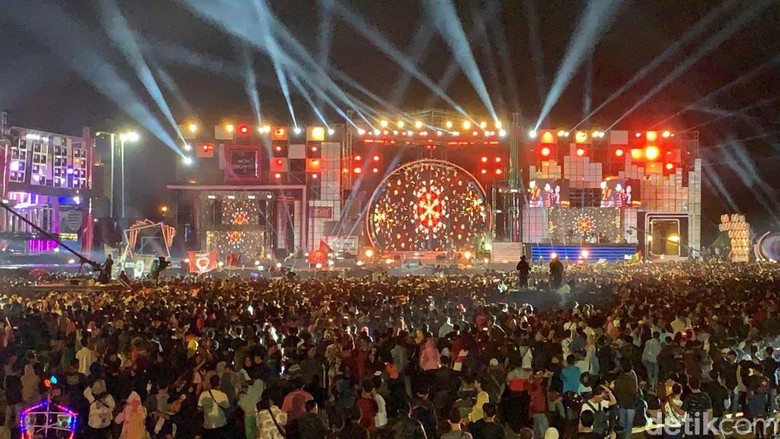 Wow! Panggung Pesta Sweet 17 Transmedia Terbesar di Dunia Wow! Panggung Pesta Sweet 17 Transmedia Terbesar di Dunia