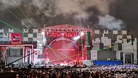 Kembang api yang meriah muncul ke atas langit lapangan Transcity Sunburst BSD, Tangerang Selatan. Acara Sweet 17 Transmedia itu makin semarak di penutup acara hari kedua. Foto: Abdul Aziz/detikcom