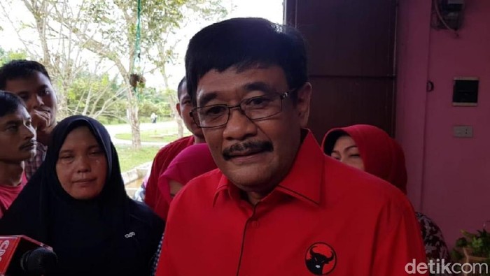 Ketua DPP PDIP Djarot Saiful Hidayat saat mengunjungi UMKM di Sumut