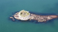 Stack Rock Fort terletak di lepas pantai South Wales, Inggris. Istimewa/Rightmove.