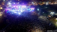 Perayaan HUT Transmedia memasuki malam ketiga. Ribuan massa terlihat mulai memadati panggung di Lapangan Trans City, Tangerang Selatan, Minggu (16/12/2018).