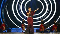 Sebelumnya, Siti Badriah telah tampil secara solo dan membawakan lagu Sambalado. Penampilannya yang berbeda pun membuat sajian yang istimewa.