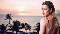 Artis kelahiran Austin, AS itu nyatanya tak jauh-jauh dari yang namanya laut. Dia seringkali liburan ke pantai di berbagai destinasi dunia (Instagram/amberheard)