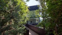 Untuk dapat ke rumah ini perlu melintasi jalan setapak yang dekat dengan hutan. Istimewa/Inhabitat.com.