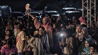 Sejumlah penonton nampak membawa atribut seperti poster dan foto musisi yang tampil dalam perayaan HUT Transmedia ke-17 di hari kedua.