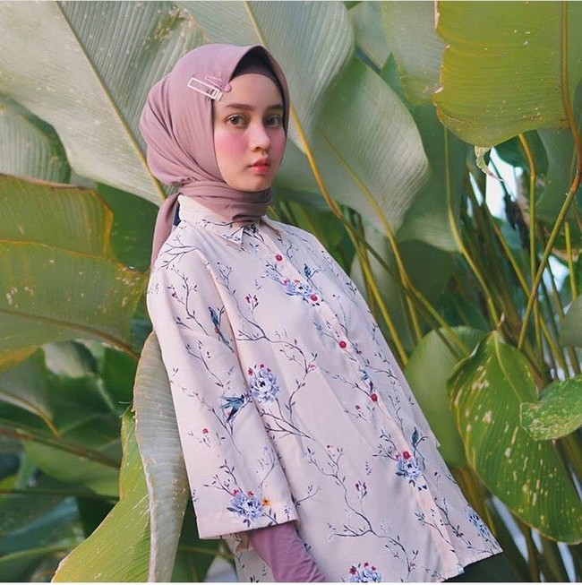 Hijabers asal Bandung, Isma Nadia sudah lebih dulu memakai jepit rambut sebagai aksesori hijabnya. Berbeda dengan Munira, Isma memakai berbagai variasi jepit rambut. Foto: Instagram Isma Nadia