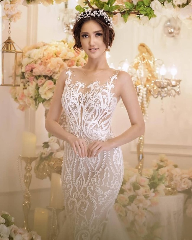 Selama mengikuti karantina Miss Universe 2018, Sonia Fergina Citra membawa sederet busana karya desainer Indonesia. Salah satunya adalah berbagai gaun dengan potongan terbuka yang membuat penampilannya begitu seksi karya desainer langganan para peserta kontes Kecantikan Anaz Khairunnas. Foto: Dok. Instagram @soniafergina @officialputeriindonesia