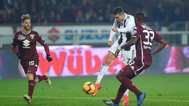 Cristiano Ronaldo mencetak gol melalui eksekusi penalti ke gawang Torino. (