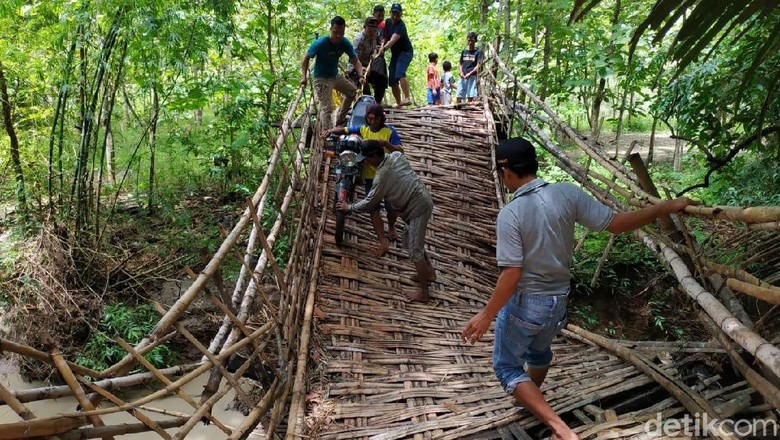 Jembatan Ambruk Diterjang Banjir, Akses 2 Desa di Bojonegoro Putus Jembatan Ambruk Diterjang Banjir, Akses 2 Desa di Bojonegoro Putus