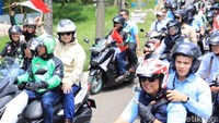 1. Capres nomor urut 02, Prabowo Subianto, kopi darat dengan ribuan pengemudi ojek online atau ojol di Sentul, Jawa Barat. Prabowo berangkat ke lokasi acara dengan naik ojek. Foto: Prabowo Subianto naik ojek online (dokumentasi tim Prabowo Subianto)