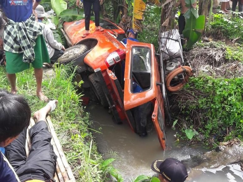 Pulang dari Lokasi Bencana, Mobil BPBD Jember Nyemplung Sungai Pulang dari Lokasi Bencana, Mobil BPBD Jember Nyemplung Sungai