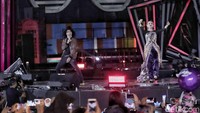 Slank pun berkolaborasi bersama sejumlah musisi lainnya, salah satunya adalah Rossa saat membawakan lagu I Miss You But I Hate You. Kedua musisi itu pun mengajak penonton bernyanyi bersama mereka.