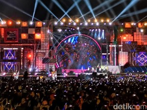 Lewat Rehat, Kunto Aji Hipnotis Penonton Sweet 17 Transmedia