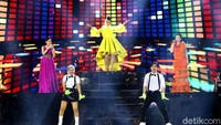 Penampilan Ayu Ting Ting, Siti Badriah dan Zaskia Gotik seperti tak ada habisnya. Tiga pedangdut itu masih punya banyak tenaga untuk menghibur para penonton.