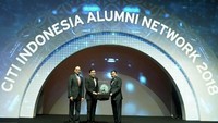 Penghargaan ini merupakan penghormatan bagi para alumni Citi yang berprestasi baik dalam dunia bisnis maupun pencapaian-pencapaian pribadi melalui kepemimpinan atau kepiawaiannya yang luar biasa. Tahun ini, hanya ada 19 Citi Distinguished Alumni Award yang diberikan di seluruh dunia. Jonan dan Gita Wirjawan adalah salah satunya. Acara tahunan yang sudah dilaksanakan untuk ketiga kalinya, menghadirkan ratusan alumnus, termasuk yang saat ini menjadi pemimpin di berbagai institusi terkemuka. Foto: dok. Citi Indonesia