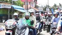 3. Saat itu, Prabowo mengenakan kemeja safari warna krem lengkap dengan celana jeans biru dan sepatu boat berbahan kulit dengan kelir coklat. Foto: dok. BPN Prabowo-Sandiaga