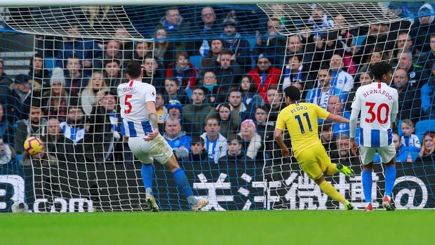 Pedro mencetak gol pembuka Arsenal ke gawang Brighton & Hove Albion. (