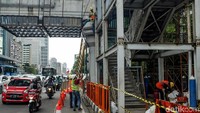 Jembatan Penyeberangan Orang (JPO) Tosari  mulai dibongkar untuk mengurangi kemacetan. Sejumlah pekerja mulai membongkar atap jembatan yang menghubungkan dengan Halte TransJakarta itu.
